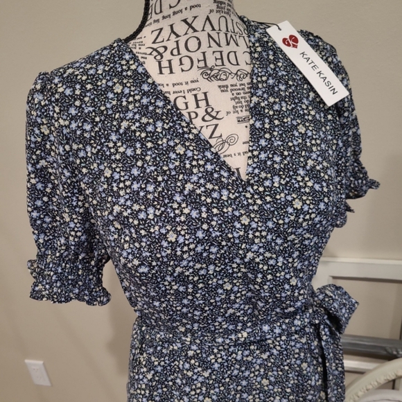 Kate Kasin NWT Women's SZ Med blue ditsy floral dress tie belt v neck ruffle hem - Picture 2 of 12